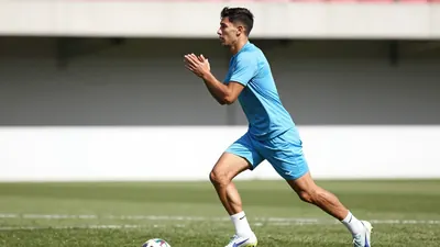 El centrocampista del Betis, de 23 años, regresa a la convocatoria de Diego Forlán para la gira asiática de septiembre y...