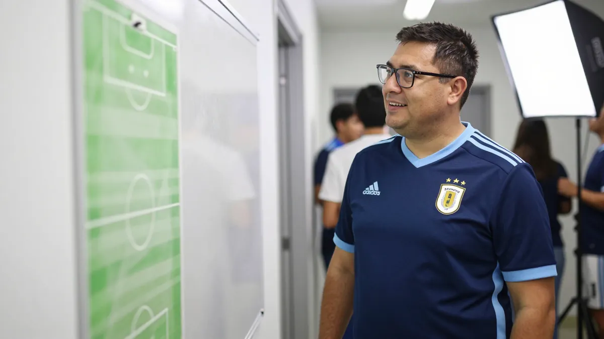 Forlán announces 'Ruso' Pérez as assistant in Uruguay national team