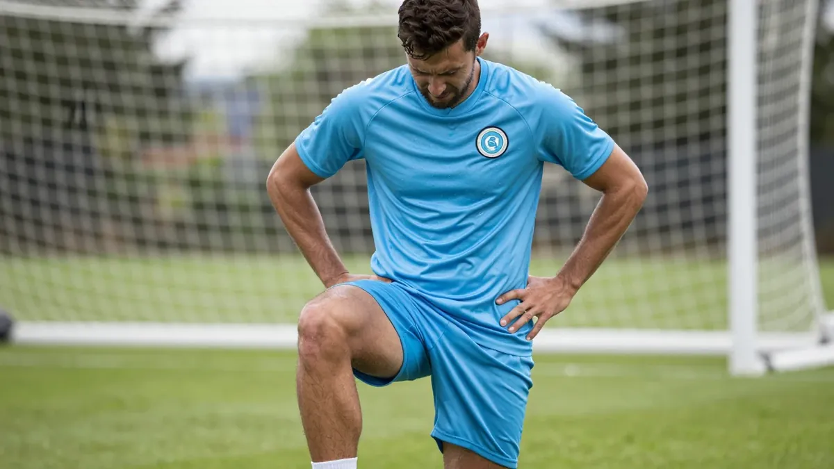 El central Sebastián Cáceres ha abandonado la concentración de la selección uruguaya este martes debido a una molestia en...