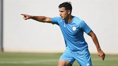 El defensa José María Giménez, con 99 internacionalidades, ha sido convocado por Diego Forlán para la gira asiática de...